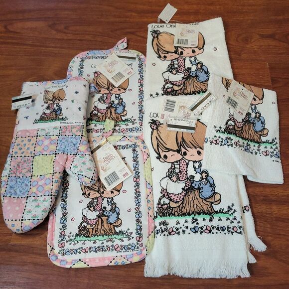 NWTs Vintage Precious Moments Kitchen Linen Set - Towels Potholders Oven Mitt